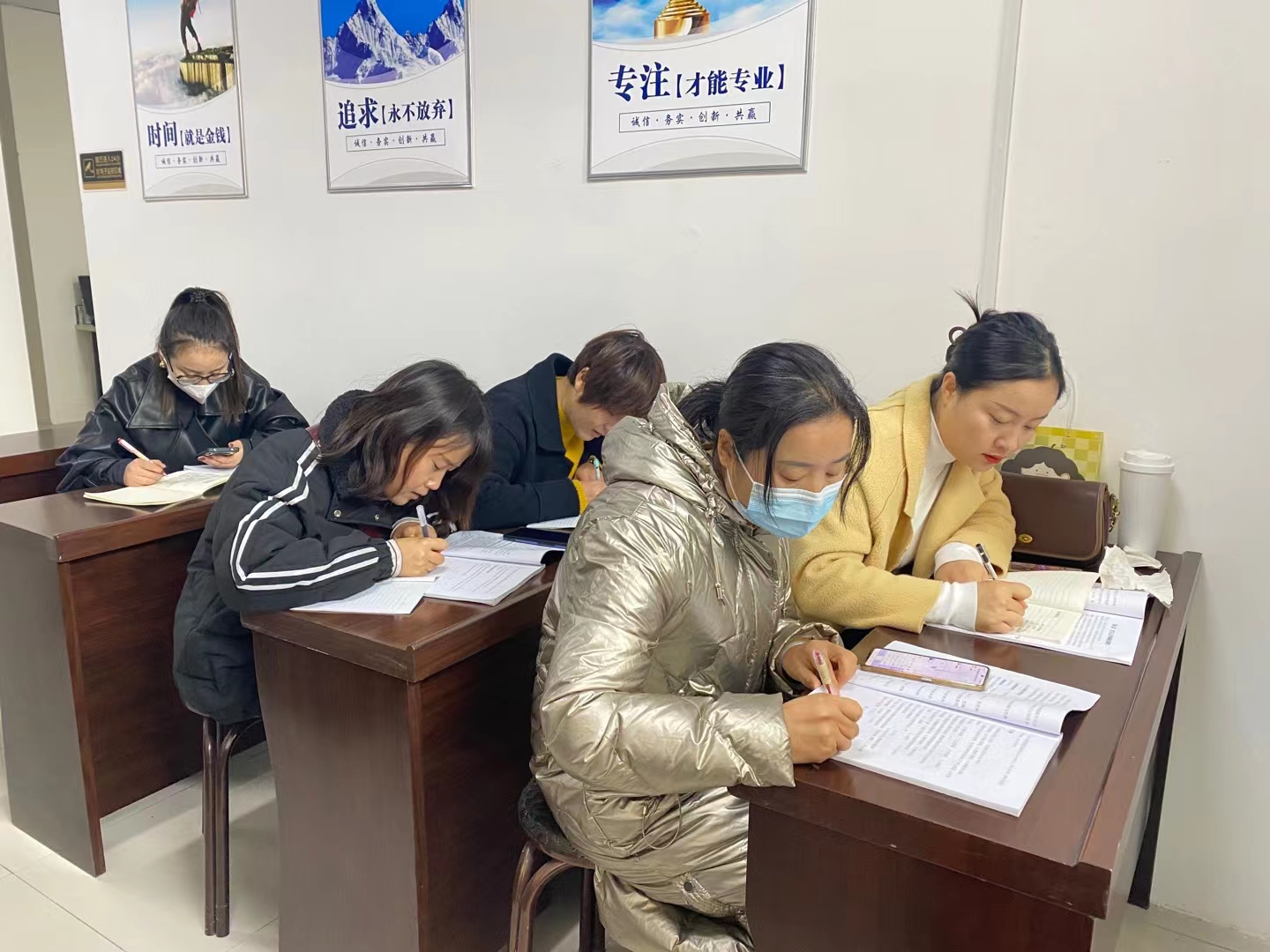 高新5路校区办公学员理论课
